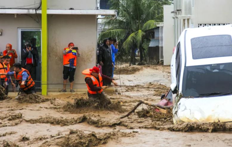 انڈونیشیا میں سیلاب سے 400 سے زائد افراد ہلاک ہو گئے ہیں،حکام